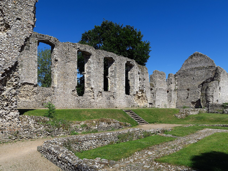 Bishop’s Waltham Palace, Hampshire Medieval stone walls and arched windows at Bishop’s Waltham Palace in Hampshire