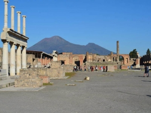 View of the Forum, looking toward the Tempio di Giove